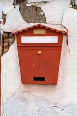 buzon de correos y telegramas en la fachada de una casa de pueblo