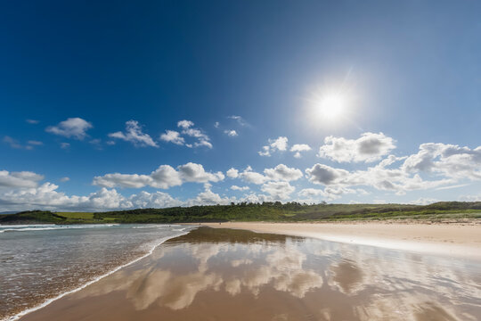 Sun shining over Killalea Beach in Killalea State Park
