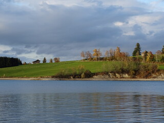 Fototapeta na wymiar Steilhang am Forggensee im Herbst