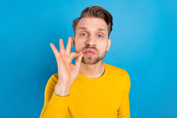 Photo of young arrogant guy show fingers okay perfect ideal sign isolated over blue color background