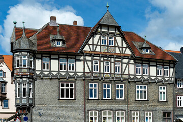 Fototapeta na wymiar Schieferfachwerkhaus am Marktplatz in Goslar