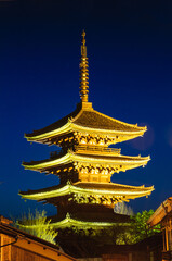 京都花灯路の八坂の塔