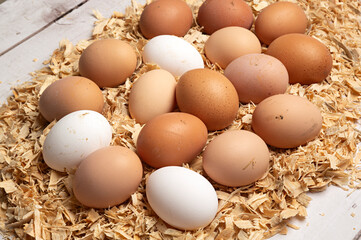 Huevos frescos de gallina blancos y marrones.