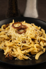 Frische Käsespätzle angerichtet