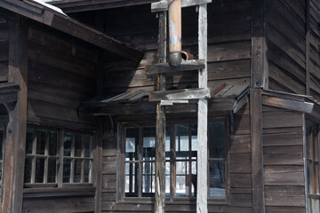 北国の木造家屋の煙突
