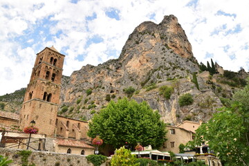 フランス・プロヴァンス地方の美しい村、ムスティエの教会と岩肌