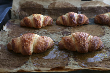 Selbsgemachte Croissants auf einem Backblech