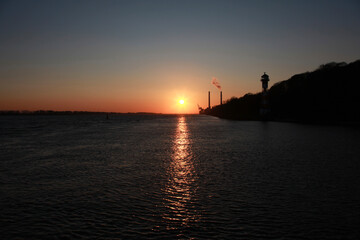 Obraz premium Sonnenuntergang an der Elbe in Hamburg Wittenbergen