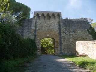Fototapeta na wymiar ancient entrance through the walls that surround the historic center of San Gimignano