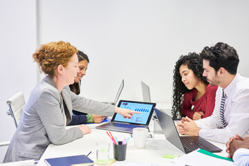 Business Start-Up Team am Laptop in einer Besprechung