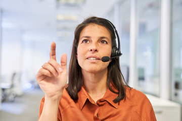 Business Frau als Telefonistin und Kundenbetreuer mit Headset