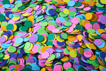 Confetes de carnaval multicoloridos em macro