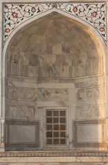 Darwaza-i-rauza is one of the components of the Taj Mahal complex, with the mausoleum, the mosque and the guest pavilion.