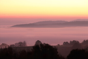 Fototapeta na wymiar Nebel am Morgen an der Neubürg im Landkreis Bayreuth