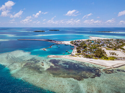 Maldives, Kaafu Atoll, Aerial view of small resort island in South Male Atoll