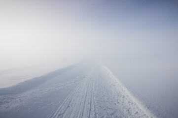 piste de ski de fond dans la brume