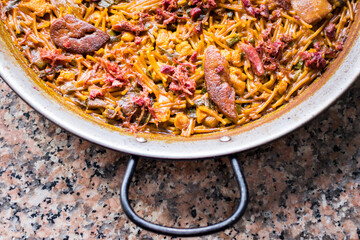 Comida valenciana. Fideuà de pato y foie con ajos tiernos y setas. Gastronomía española. 