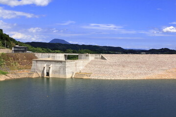 夏のダム