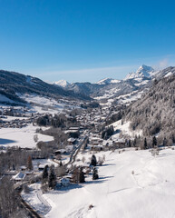 Fototapeta na wymiar Praz-sur-Arly et le Mont Charvin en hiver