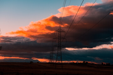 Atardece sobre torres de tension