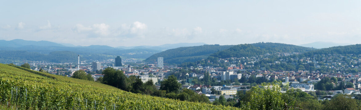 L&ouml;rrach dans le Bade-Wurtemberg en Allemagne du sud. Panorama du Nord-Est au sud-Est de la ville. La For&ecirc;t-Noire, Vall&eacute;e de la Wiese (Wiesental), Hauingen, Brombach, H&uuml;nerberg et Stetten
