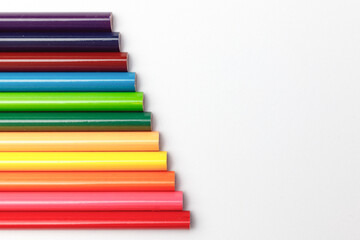 Obraz premium Spectrum of color pencils with white copyspace