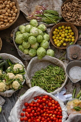 Recipientes con frutas y verduras en un mercado callejero de la ciudad de Pushkar en Rajastán, India