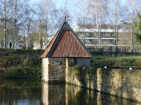 Moat and corner tower of Bodelschwingh Castle in the Dortmund suburb of Aplerbeck, Dortmund, North Rhine-Westphalia, Germany Wassergraben und Eckturm von Haus Bodelschwingh in Dortmund