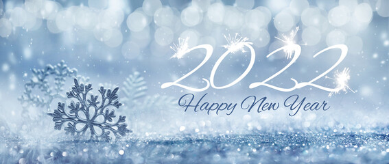 2022 nowy rok, szczęśliwego nowego roku, płatek śniegu, bomki i śnieżynka na srebrnym, jasnym tle, padający śnieg, zimowe tło