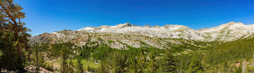 Fototapeta premium The beautiful mountain view of Saddlebag Lake