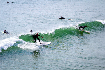 Nicht erkennbare, identifizierbare Surfer reiten die Wellen vor der Küste Kaliforniens.