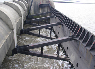 Das Eidersperrwerk liegt an der Mündung der Eider in der Nordsee bei Tönning in...