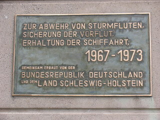 Das Eidersperrwerk liegt an der Mündung der Eider in der Nordsee bei Tönning in Schleswig-Holstein auf dem Gebiet der Gemeinde Wesselburenerkoog. 
