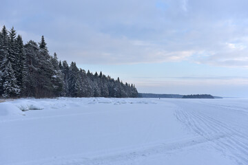 Fototapeta na wymiar Lake Onega in winter covered with snow