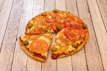 Neapolitan pizza, with a soft and thin crust but high edges, is the Neapolitan cuisine's own version of round pizza. The term Napoletana pizza, due to its historical or regional importance,