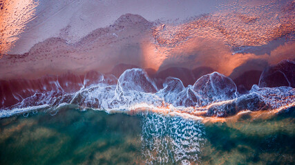 Vista aérea azimutal de la costa mediterránea a vista de drone. 