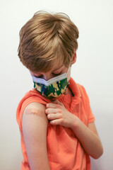 Szczepionka przeciwko koronawirusowi Covid 19 dla młodszych dzieci od 5 do 11 lat - obrazy, fototapety, plakaty