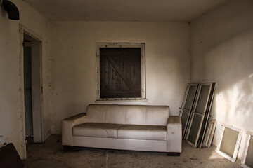 verlassenes Wohnzimmer in einer Ruine