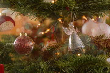 Christbaumschmuck im stimmungsvollen Kerzenlicht. Christbaumkugeln, Glasfiguren, Holzfiguren und Kerzen sorgen für romantische Weihnachsstimmung.