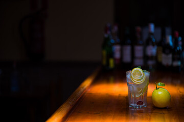 Bebida de gin tonic servida con hielo y  limón