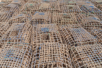 Canasta jaulas para atrapar y pescar en el mar.