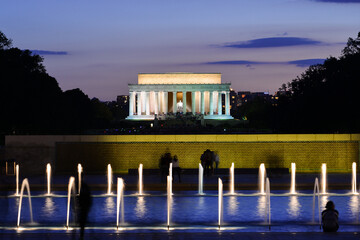 Obraz premium Washington D.C. at night - World War II Memorial and Lincoln Memorial in National Mall - Washington D.C. United States of America 