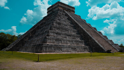 Fototapeta na wymiar chichen itza maya pyramid Mexico