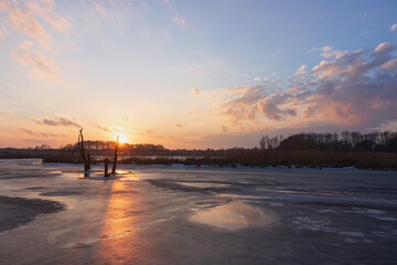 zugefrorener See mit Eis.