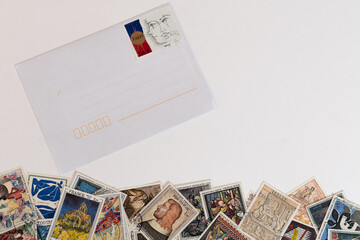 Enveloppe avec timbres.