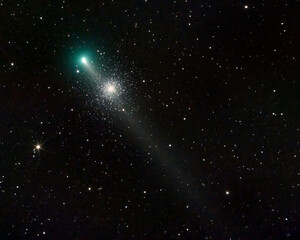 Obraz na płótnie Canvas Cometa Leonard cerca de Messier 3