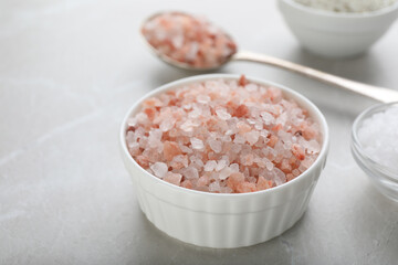 Fototapeta na wymiar Pink Himalayan salt in bowl on light grey table