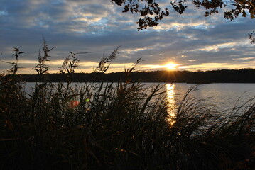 Fototapeta zachód słońca nad jeziorem obraz