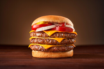 Burger Triplo com cheddar - obrazy, fototapety, plakaty