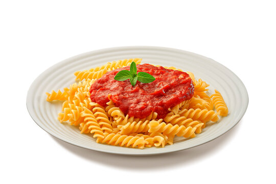 Fusilli ao molho de tomates em fundo branco